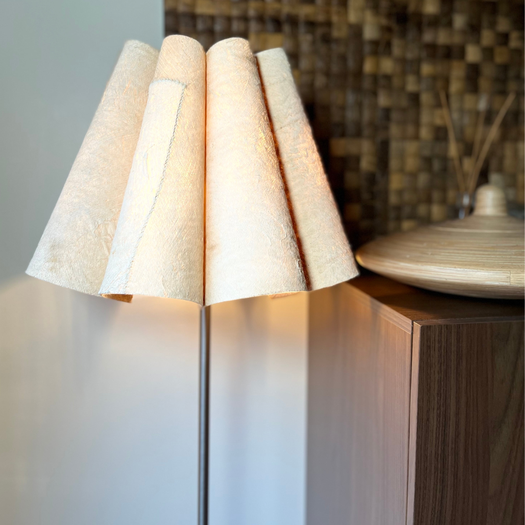 Lampadaire en forme de fleur dans un intérieur naturel et chaleureux