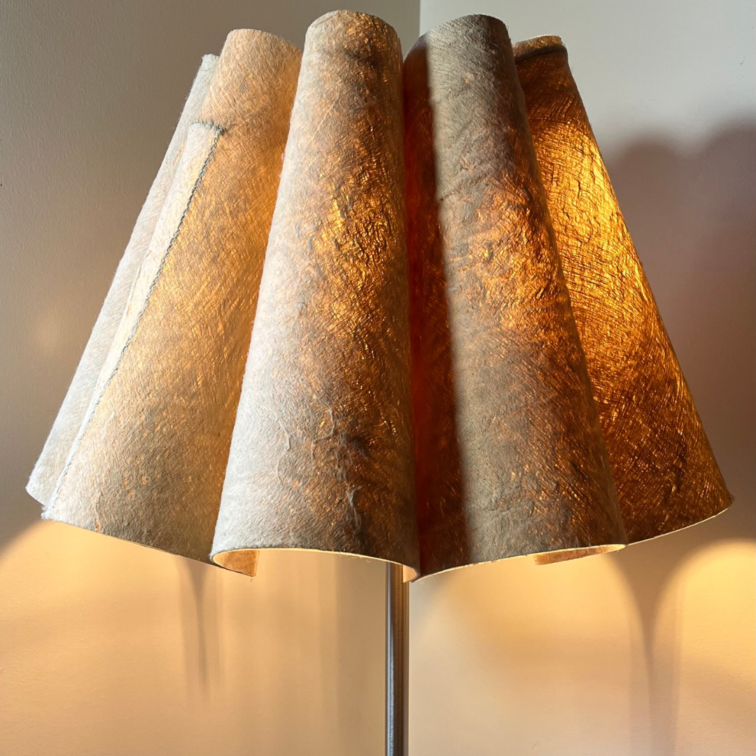 Lampadaire en forme de fleur, chaque pétale est en écorce d'arbre blanche