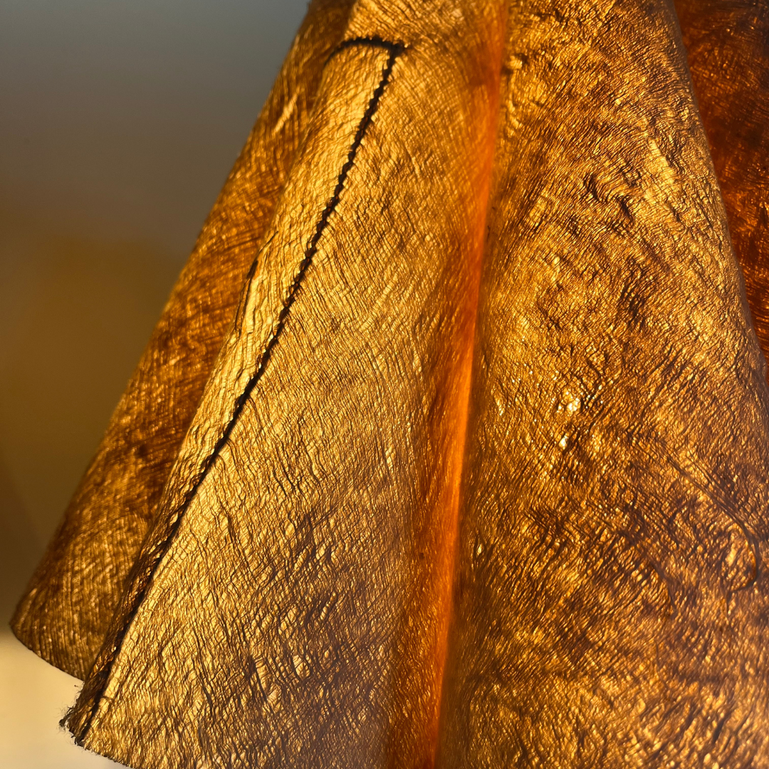 Pétales d'un abat-jour éclairé, un lampadaire en écorce d'arbre blanche
