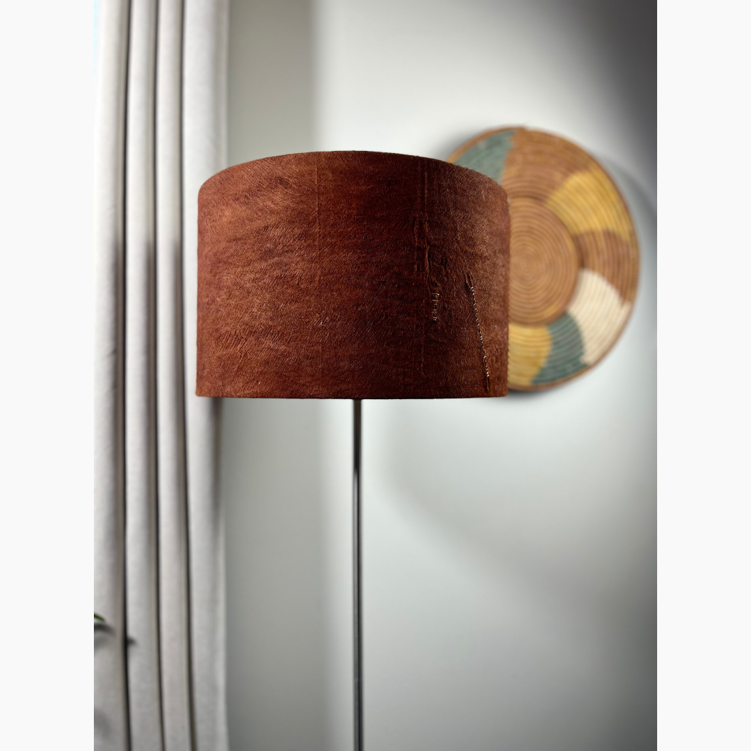 Lampadaire en écorce d'arbre terracotta dans un intérieur
