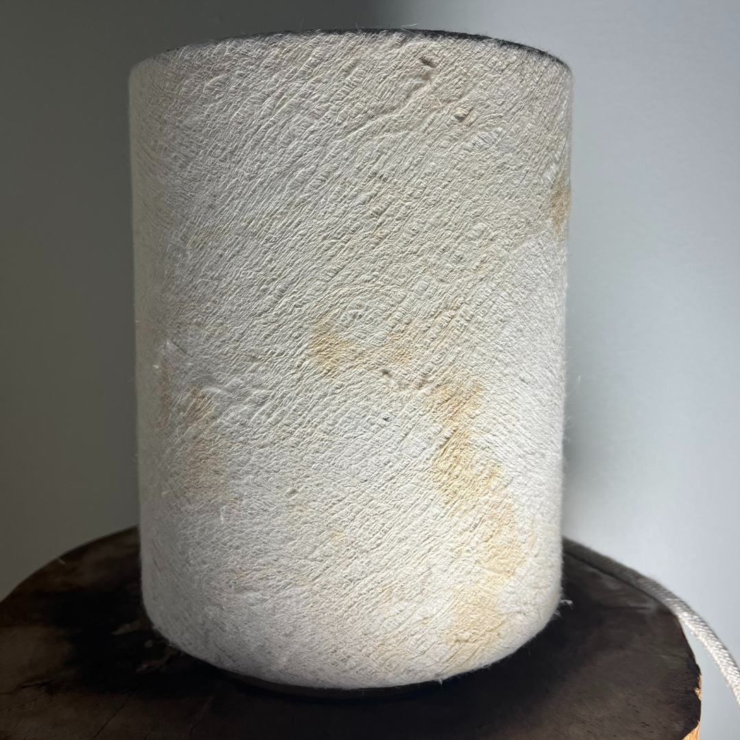 Lampe à poser en écorce d'arbre blanche, une matière naturelle