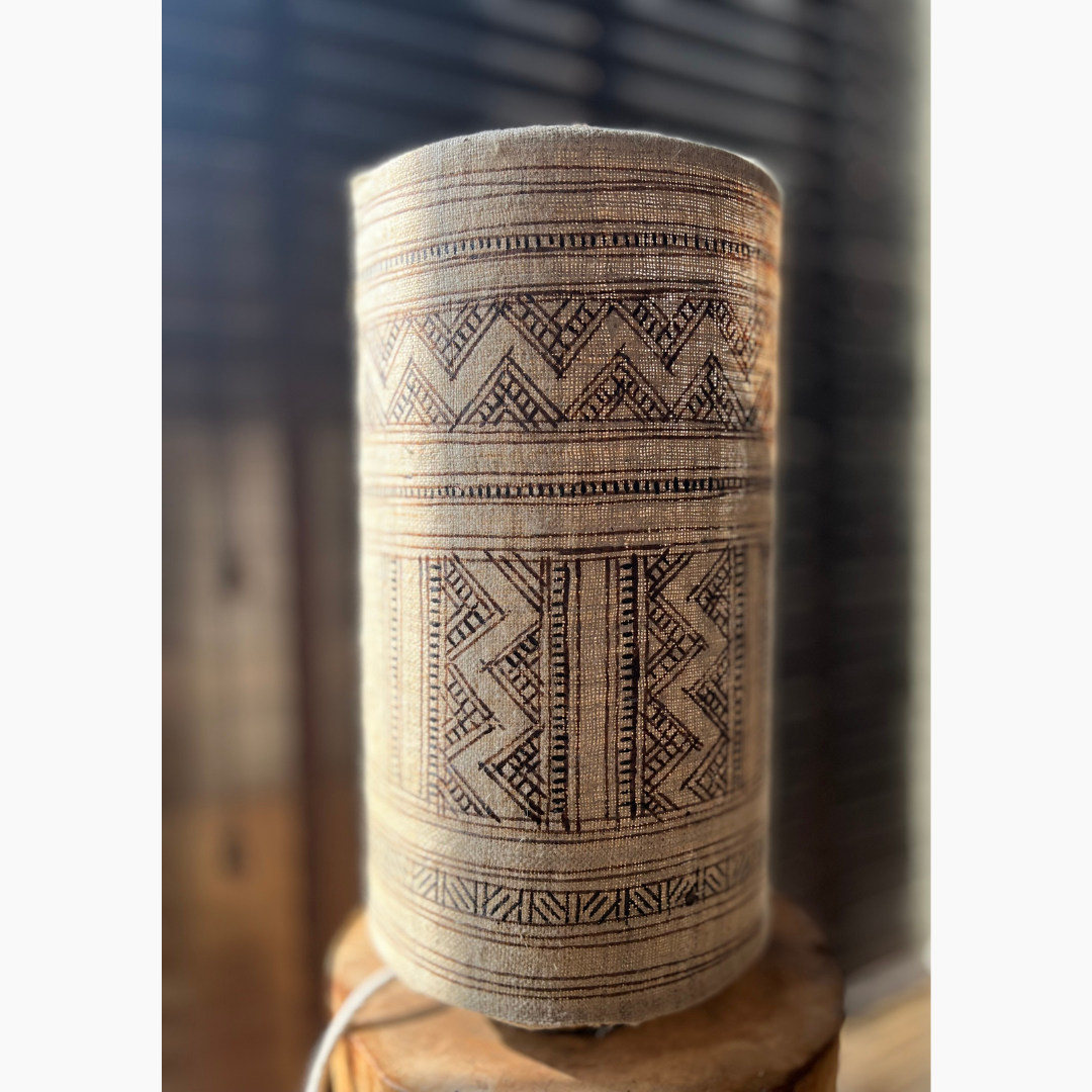 Lampe de table en tissu en chanvre avec des motifs en cire d'abeille, dans un intérieur