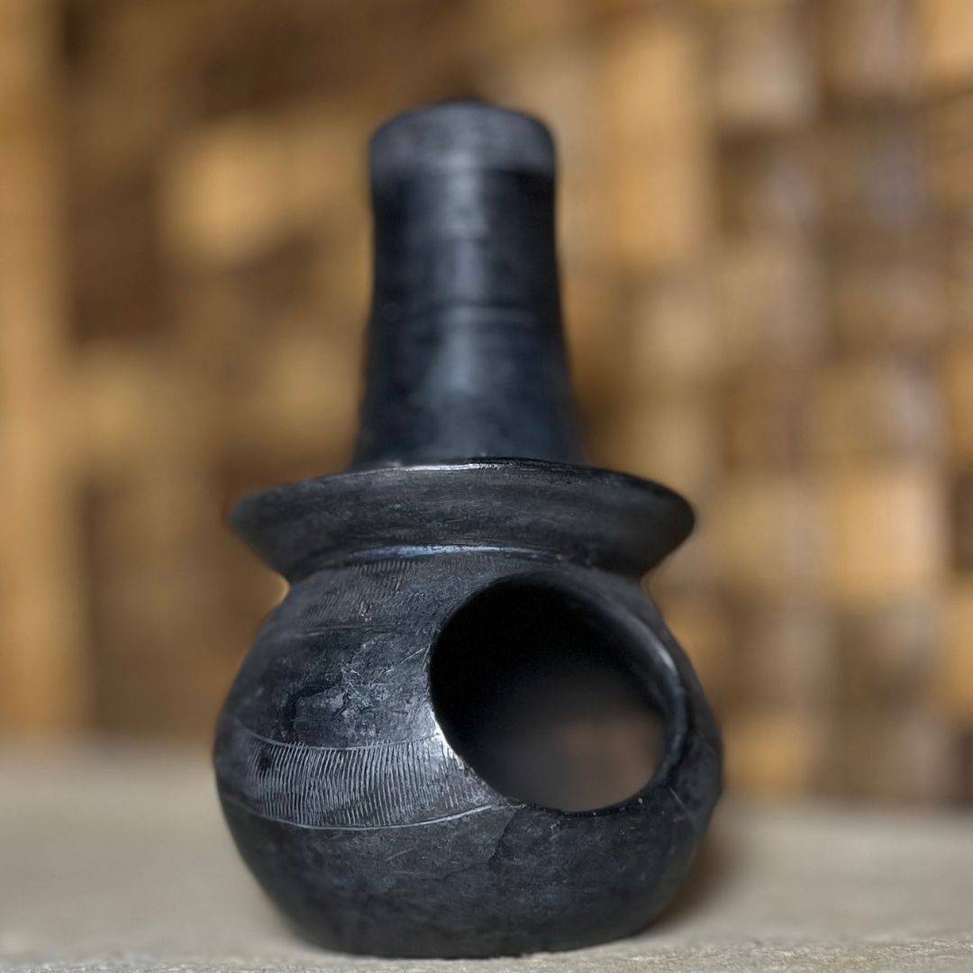 Fumoir en terre cuite noire, fait à la main