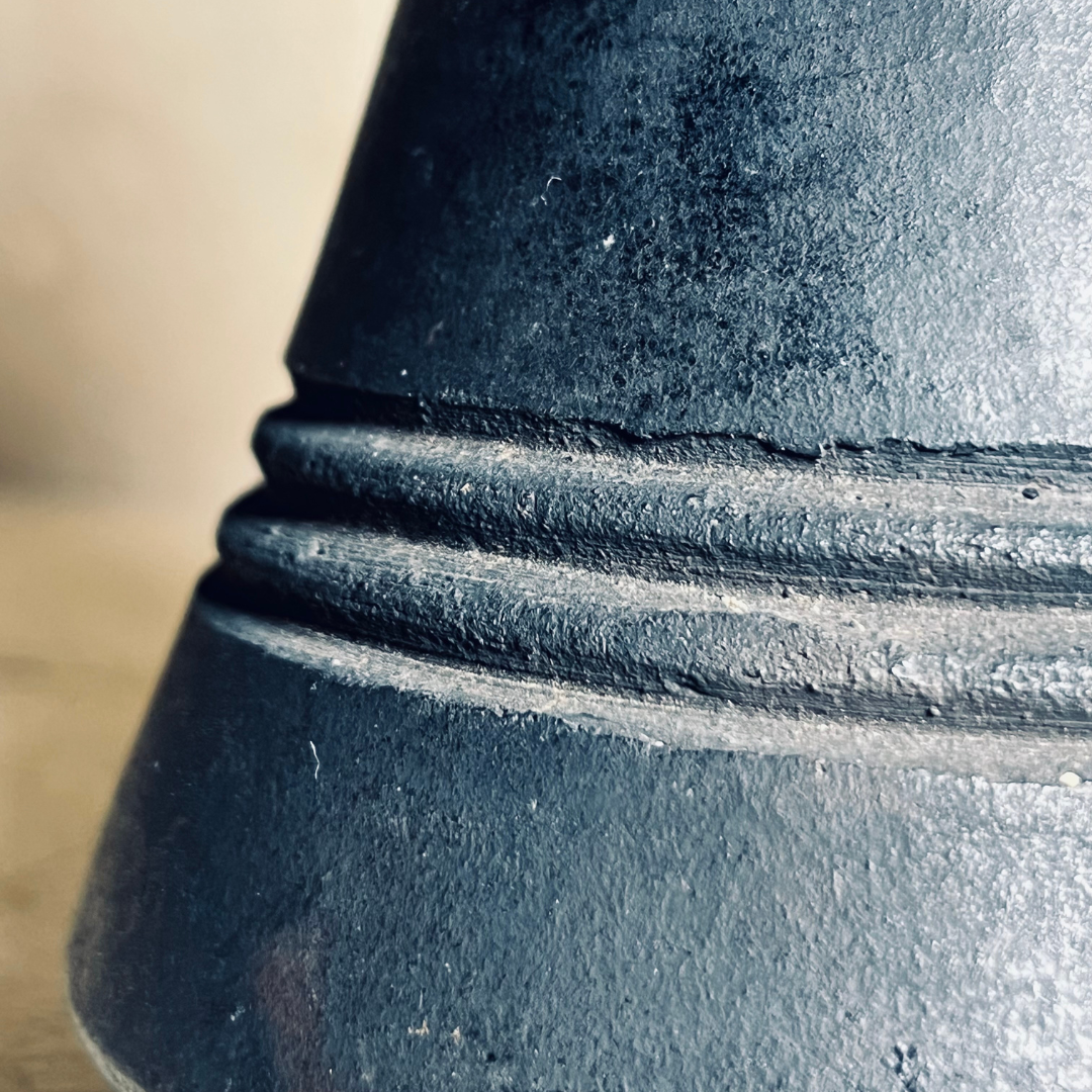 Gros plan sur un pot en laite, fabriqué à la main, poterie en terre cuite noire