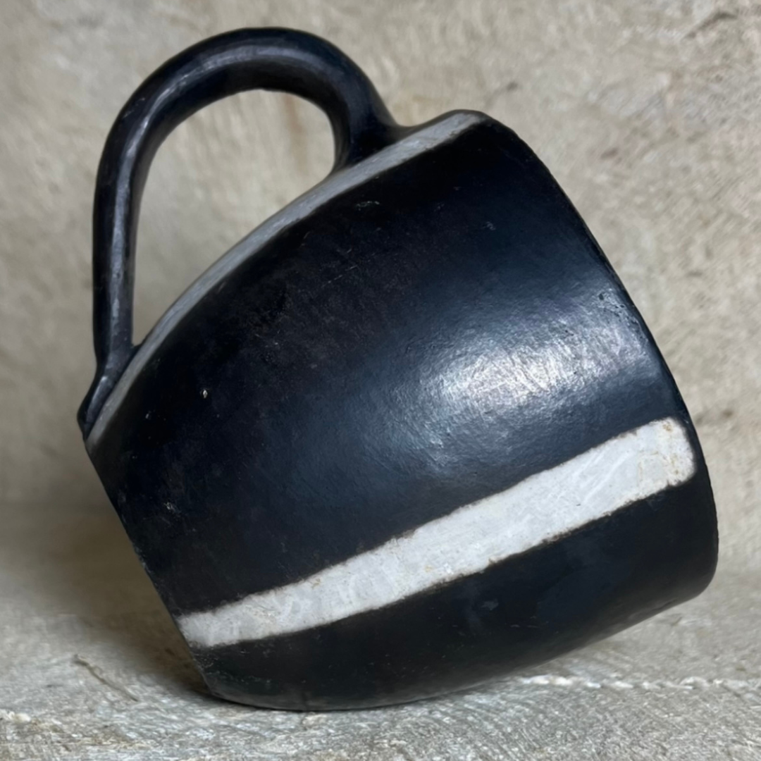 Tasse en terre cuite noire et blanche