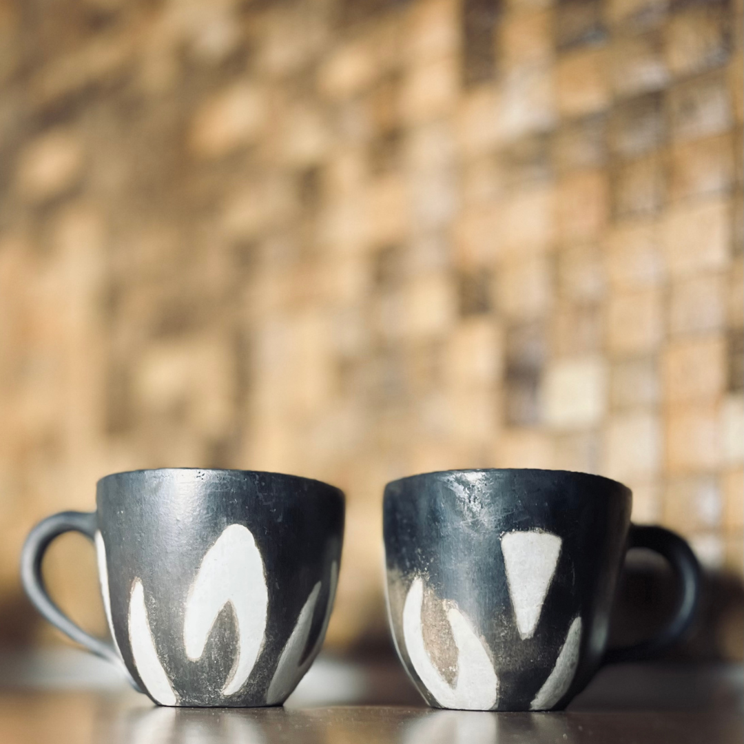 Duo de tasse en terres cuites faites main, noires et blanches