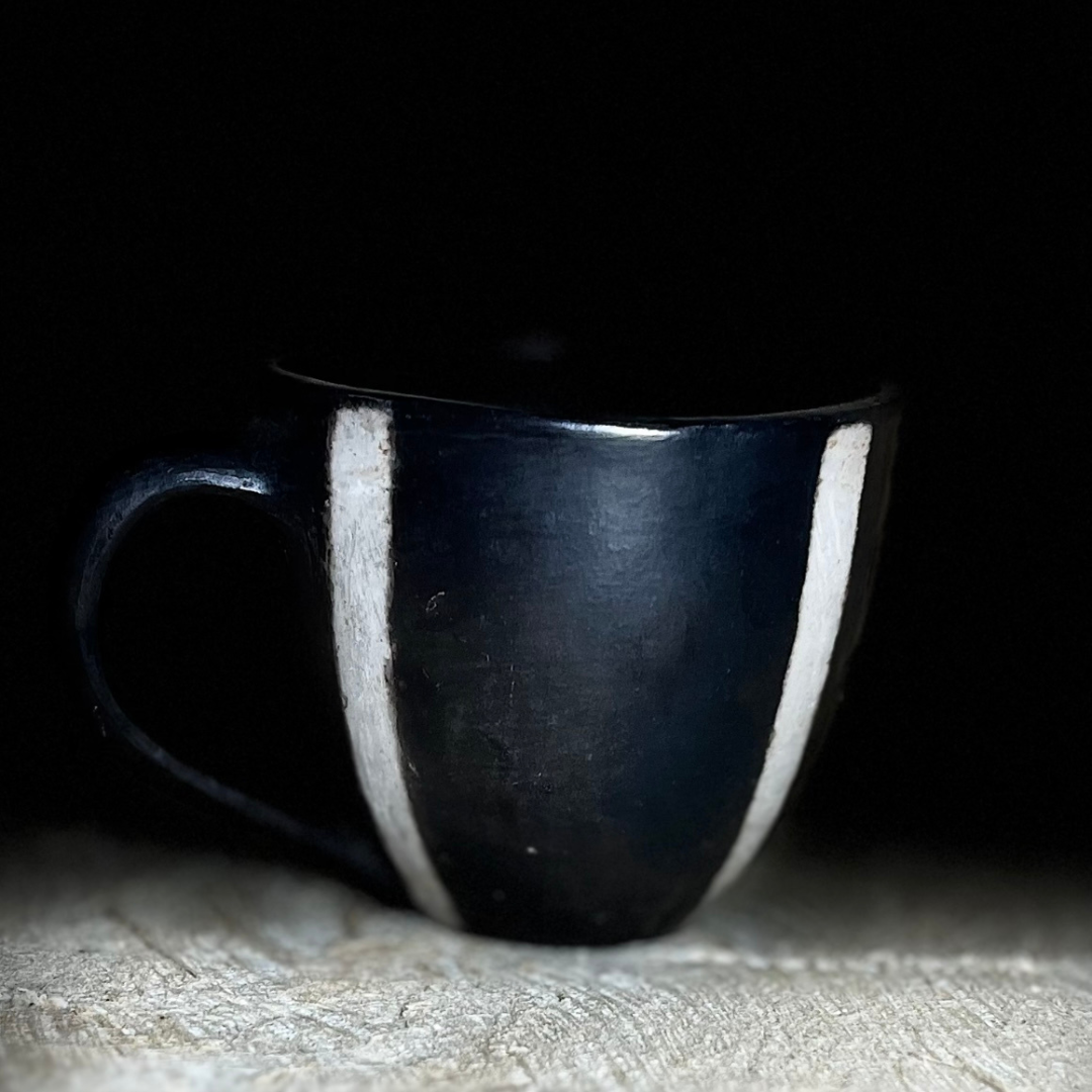 Tasse en terre cuite noire et blanche faite à la main