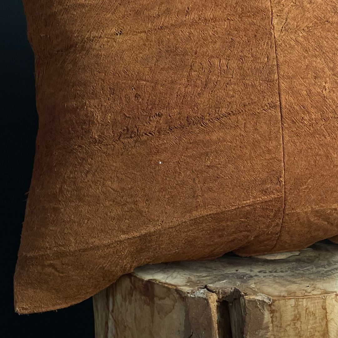 Coussin en écorce d'arbre terracotta, décoration d'intérieure en matière naturelle