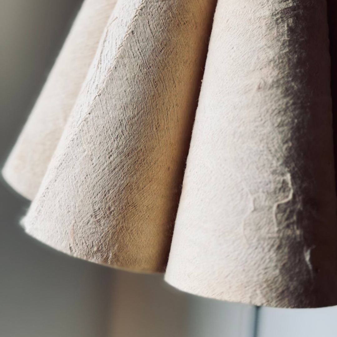 Gros plan d'un lampadaire avec des pétales en écorce d'arbre blanche, une matière naturelle