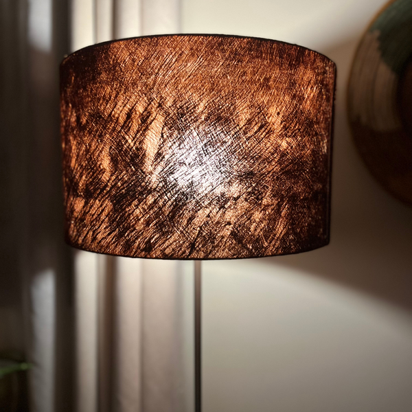 Lampadaire illuminé en écorce d'arbre dans une chambre