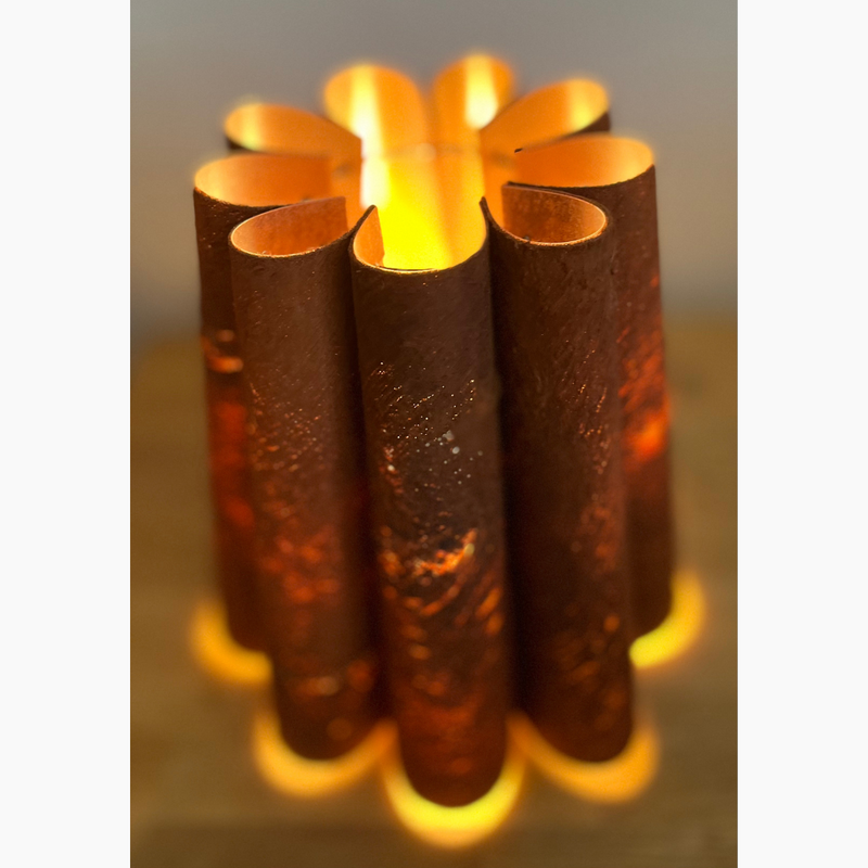 Lampe de table éclairée en forme de fleur, pétales en écorce d'arbre terracotta, une matière naturelle