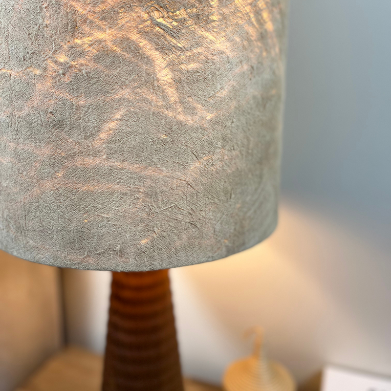 Lampe de table en écorce d'arbre avec pied en bois tourné