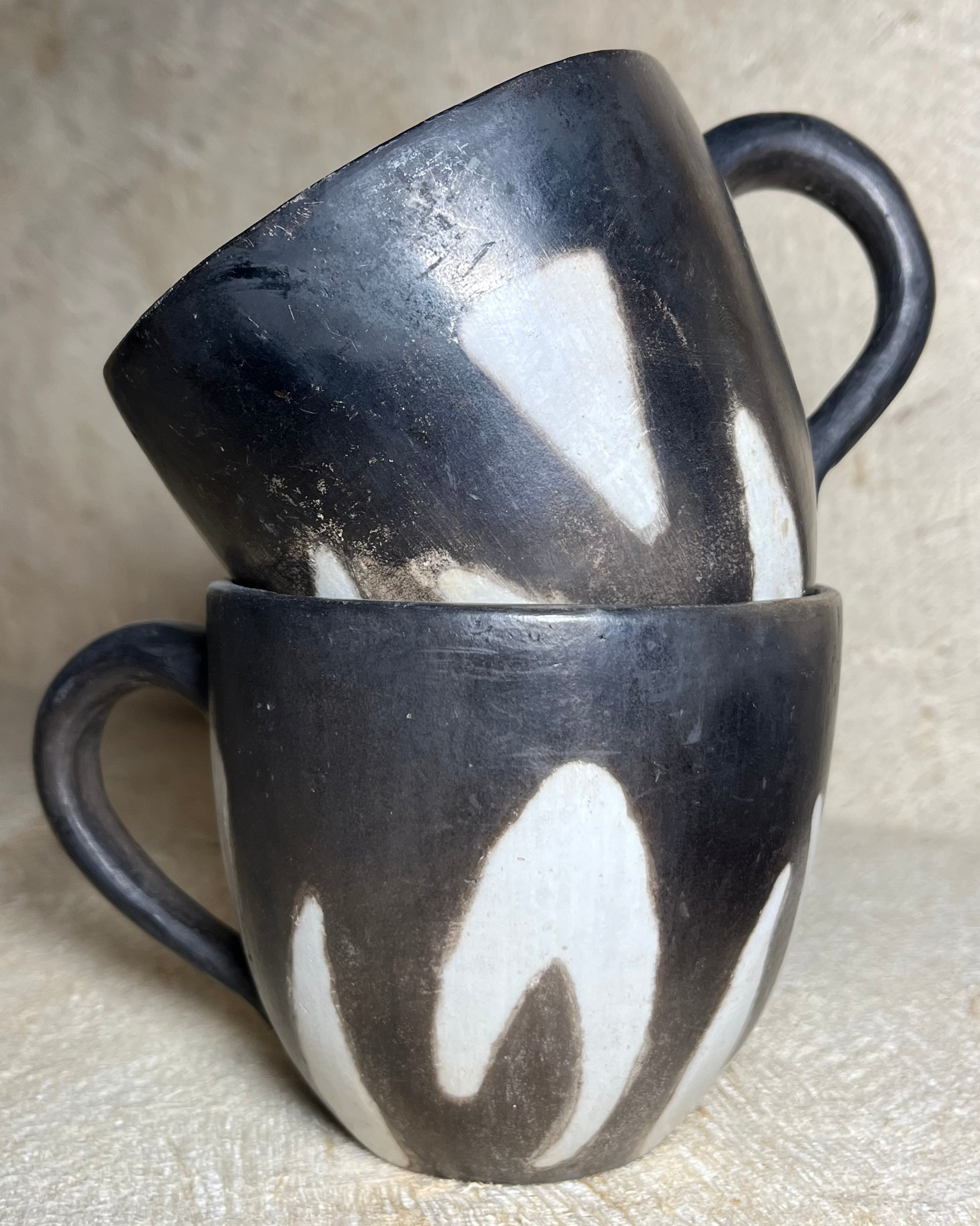 Duo de tasses en terre cuite noires et blanches
