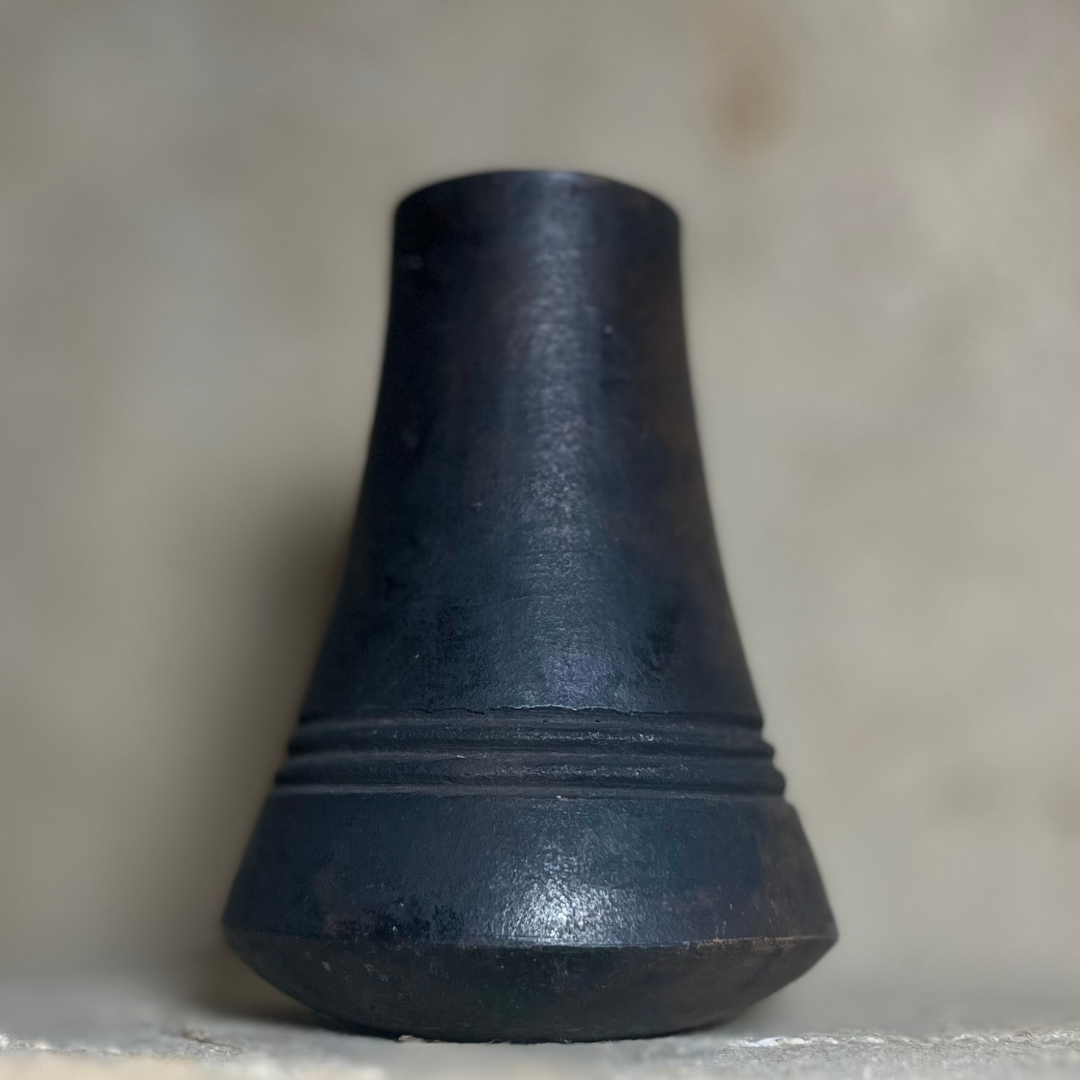 Pot à lait en terre cuite noire
