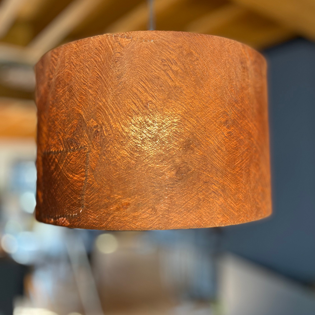 Suspension en tissu d'écorce d'arbre terracotta dans un intérieur en bois