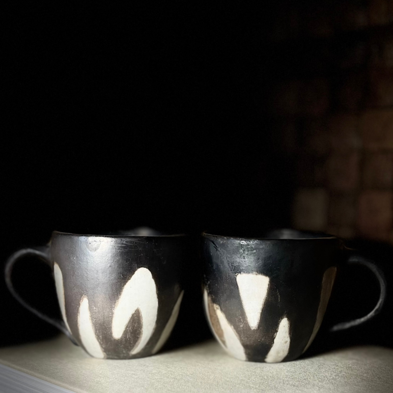 Duo de tasses en terre cuite noires et blanches
