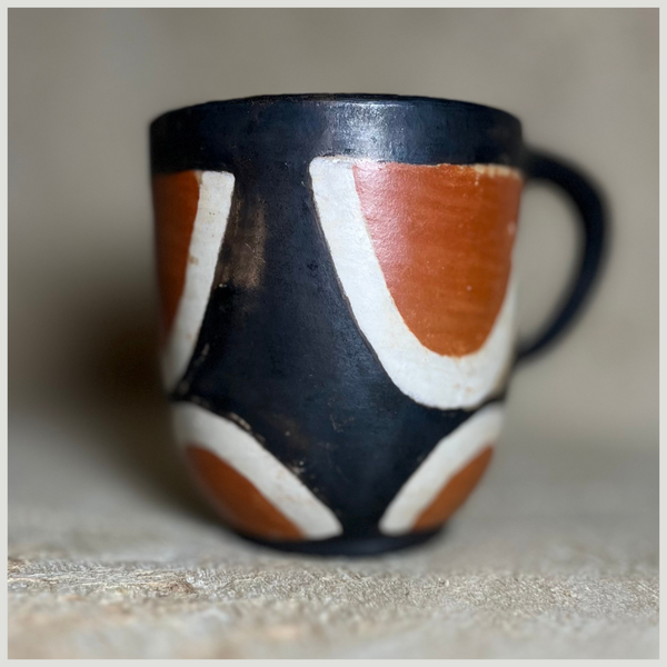 Mug en terre cuite réalisé à la main, couleurs orange, noire et blanche