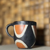 Mug en terre cuite réalisé à la main, noire, blanche et orange