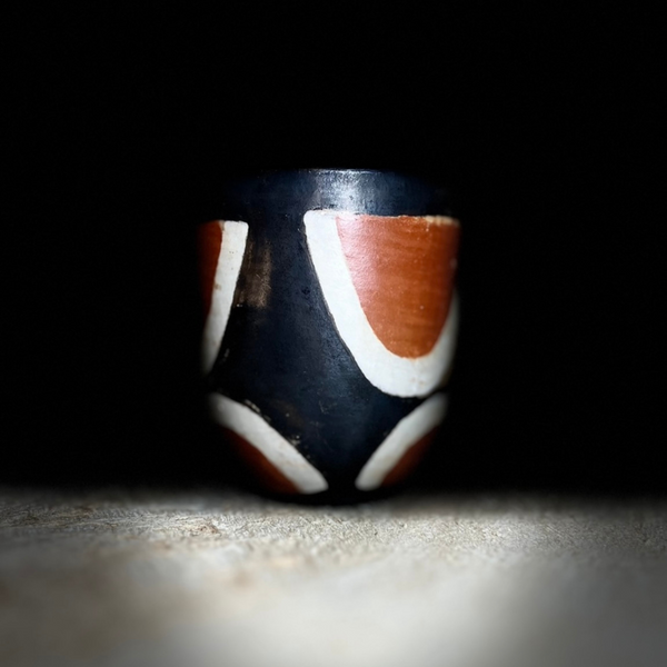 Mug artisanal en terre cuite, couleur noire, orange et blanc