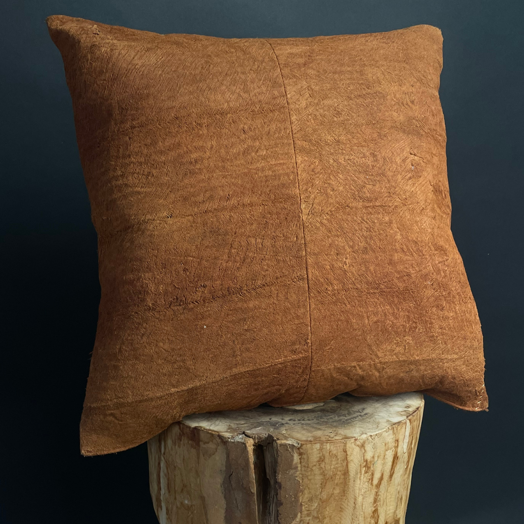 Coussin en écorce d'arbre terracotta, décoration d'intérieure en matière naturelle